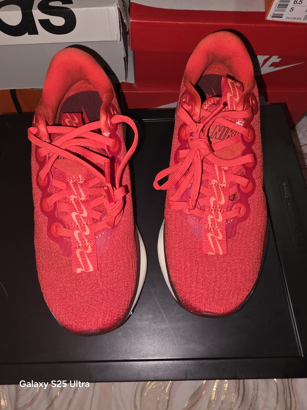 Women Nike Motiva. New In Box. Size 6.5